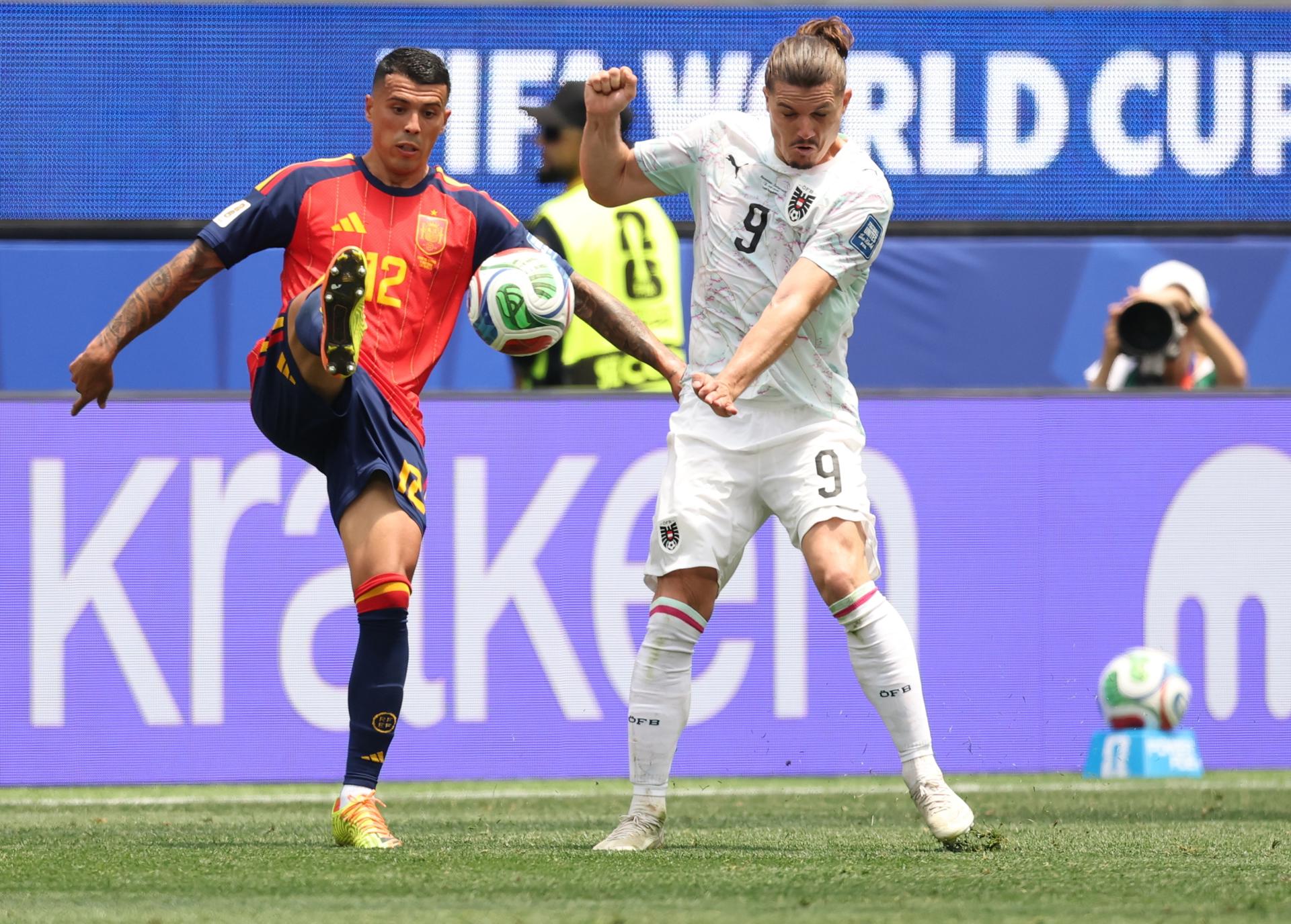 Pedro Porro (i), de España, y Marcel Sabitzer, de Austria, en acción durante el partido de dieciseisavos de final del Mundial 2026 entre España y Austria, en Los Ángeles (EE.UU.). EFE/CHRISTOPHER TORRES
