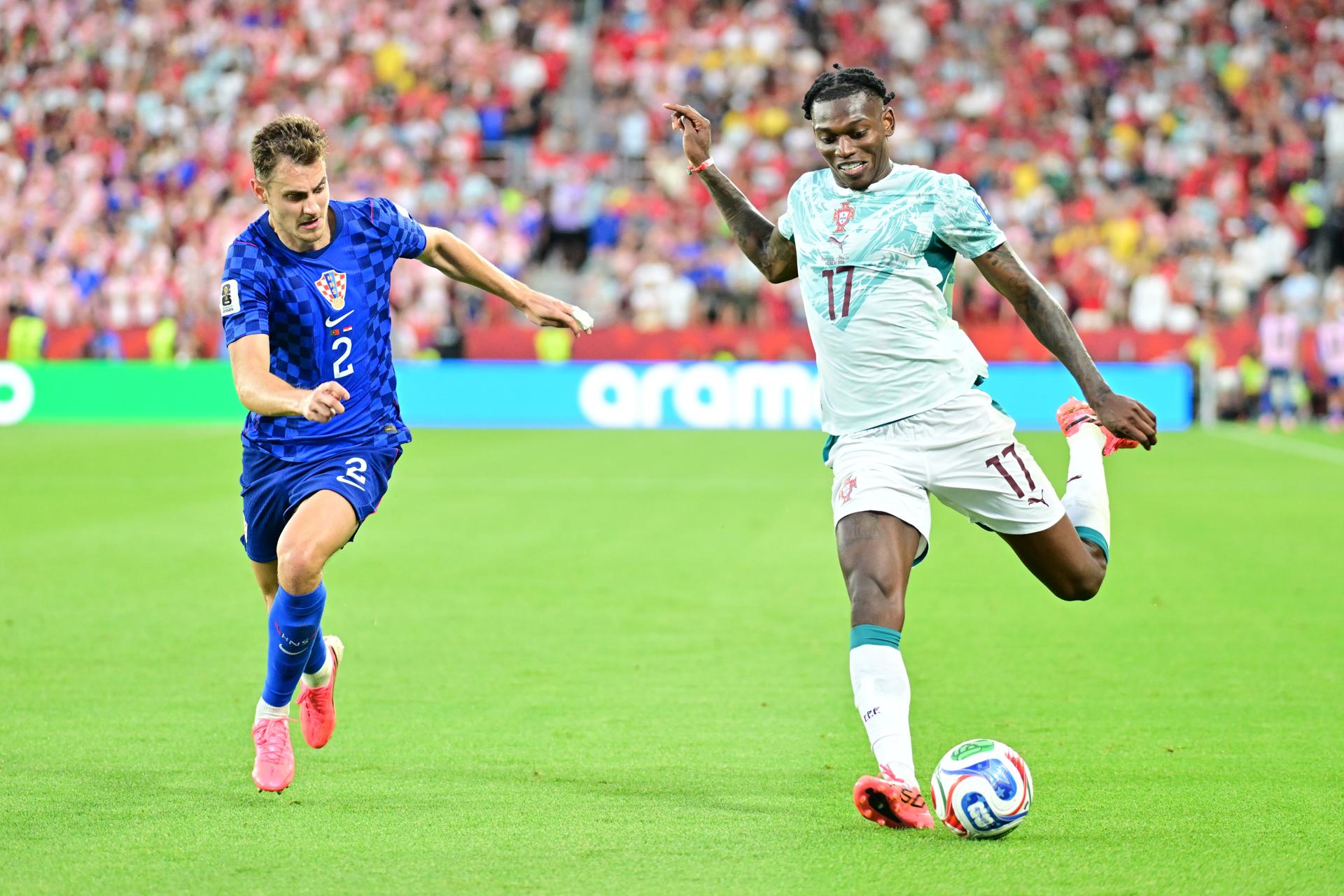 Rafael Leão, de Portugal, en acción contra Josip Stanišić (i), de Croacia, durante el partido de dieciseisavos de final del Mundial 2026 entre Portugal y Croacia en Toronto (Canadá). EFE/EDUARDO LIMA