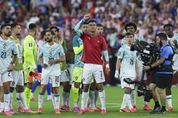 Cristiano Ronaldo, de Portugal, usa la camiseta del fallecido Diogo Jota y celebra con sus compañeros el triunfo ante Croacia en Toronto. EFE/EPA/MIGUEL A. LOPES

