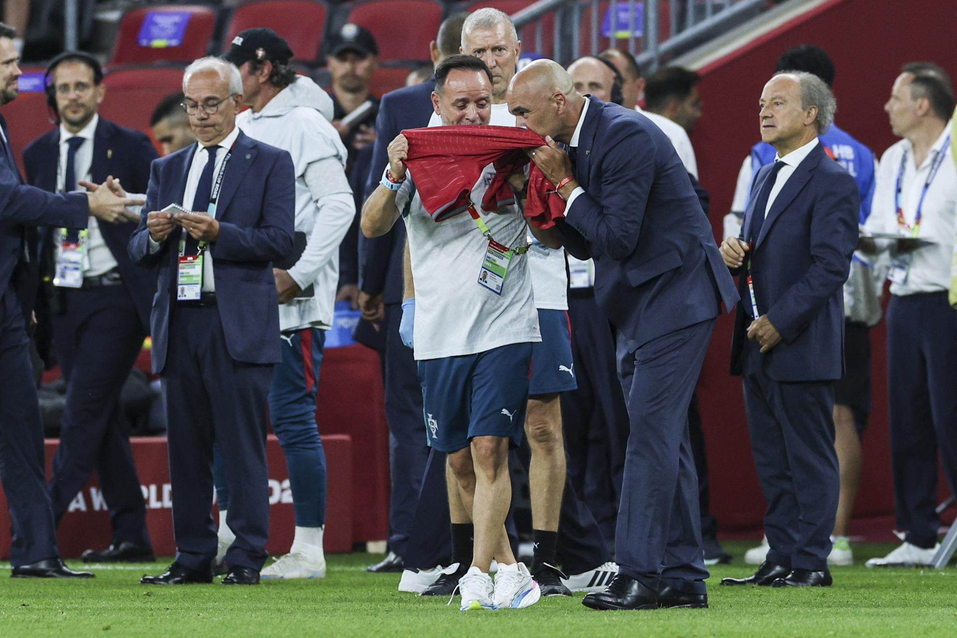 El español Roberto Martínez, seleccionador de Portugal, besa la camiseta del fallecido Diogo Jota, al final del partido ante Croacia en Toronto. EFE/EPA/MIGUEL A. LOPES
