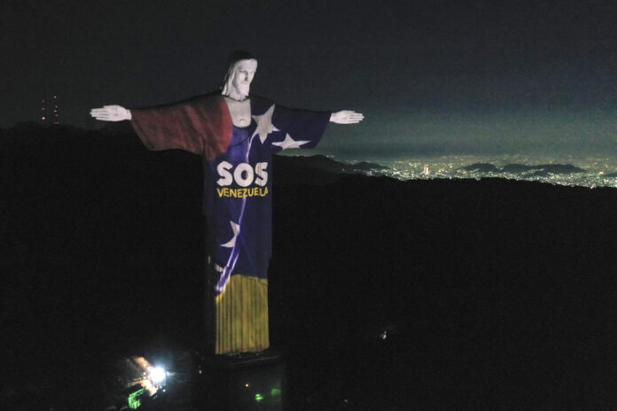 Fotografía aérea del monumento del Cristo Redentor este jueves, con una proyección en homenaje a las víctimas de los terremotos que azotaron a Venezuela la semana pasada, en Río de Janeiro (Brasil). EFE/Renato Spyrro
