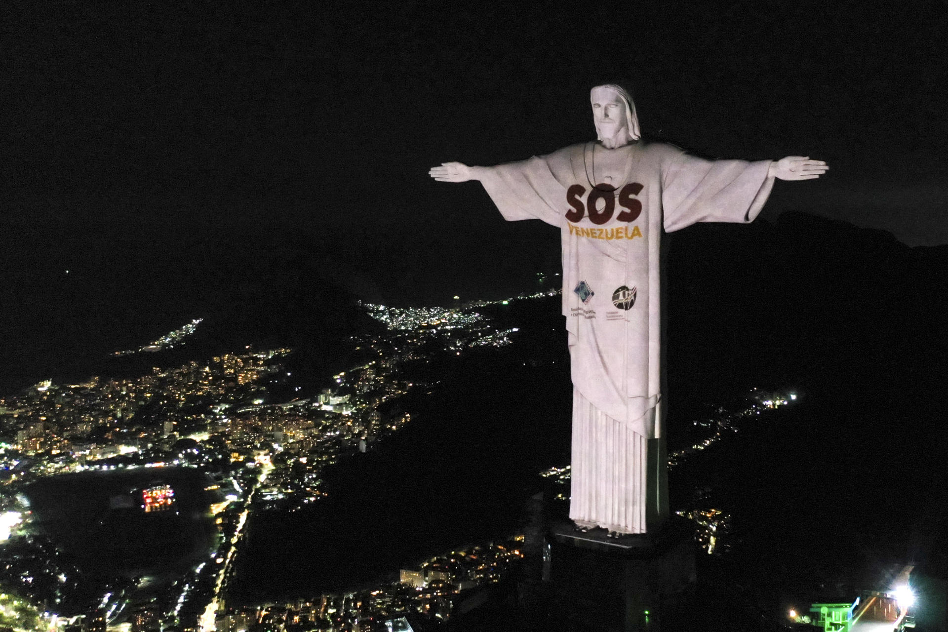 Fotografía aérea del monumento del Cristo Redentor este jueves, con una proyección en homenaje a las víctimas de los terremotos que azotaron a Venezuela la semana pasada, en Río de Janeiro (Brasil). EFE/Renato Spyrro