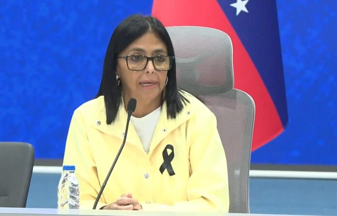 La presidenta encargada de Venezuela, Delcy Rodríguez, habla durante una declaración este jueves, donde informó que mantiene conversaciones con el Departamento de Estado de EE.UU. y el Fondo Monetario Internacional (FMI) para 
