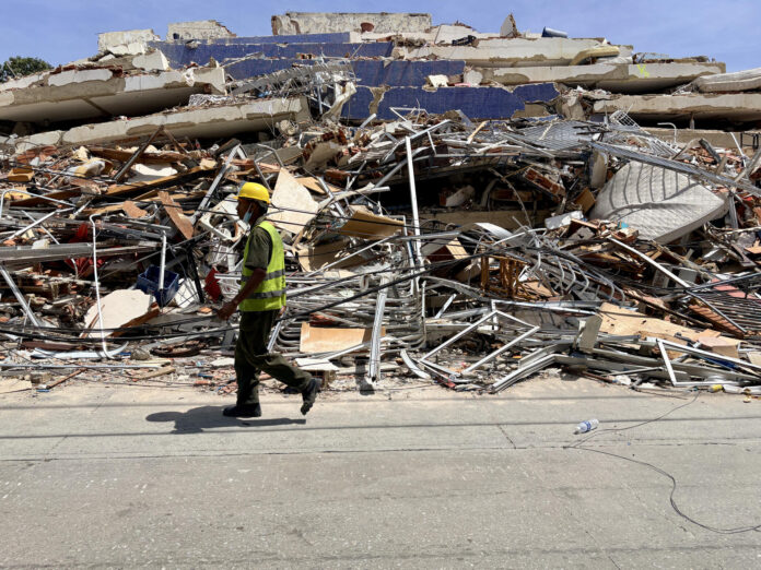 Un hombre camina frente a escombros de una edificación derrumbada por terremotos este jueves, en La Guaira (Venezuela). EFE/ Xaume Olleros
