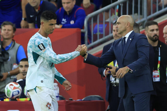 Cristiano Ronaldo (i), de Portugal, saluda al seleccionador Roberto Martínez en un partido por los dieciseisavos de final del Mundial 2026 en el estadio BMO en Toronto (Canadá). EFE/Bienvenido Velasco
