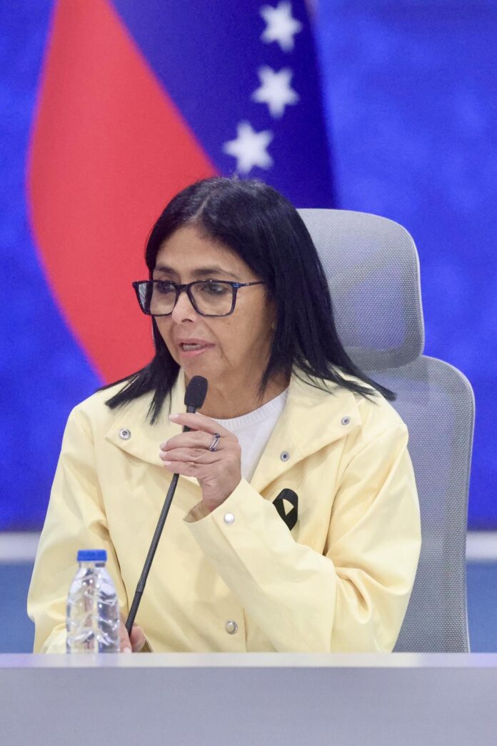 La presidenta encargada de Venezuela, Delcy Rodríguez, habla durante una rueda de prensa este jueves, donde dijo que es 