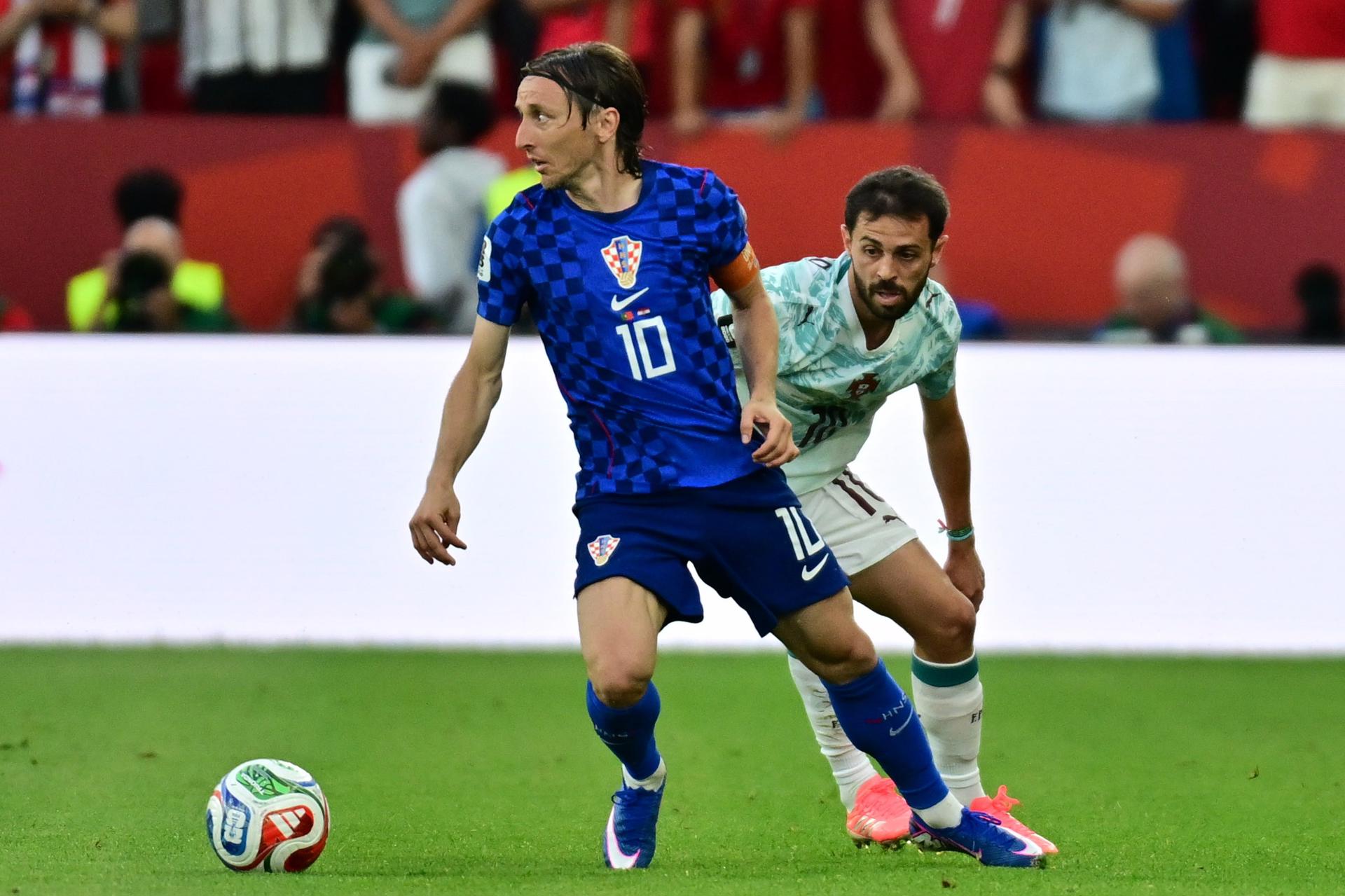 Luka Modric, de Croatia, en acción ante el portugués Bernardo Silva, en el partido del Mundial 2026 en Toronto. EFE/EPA/MIGUEL A. LOPES
