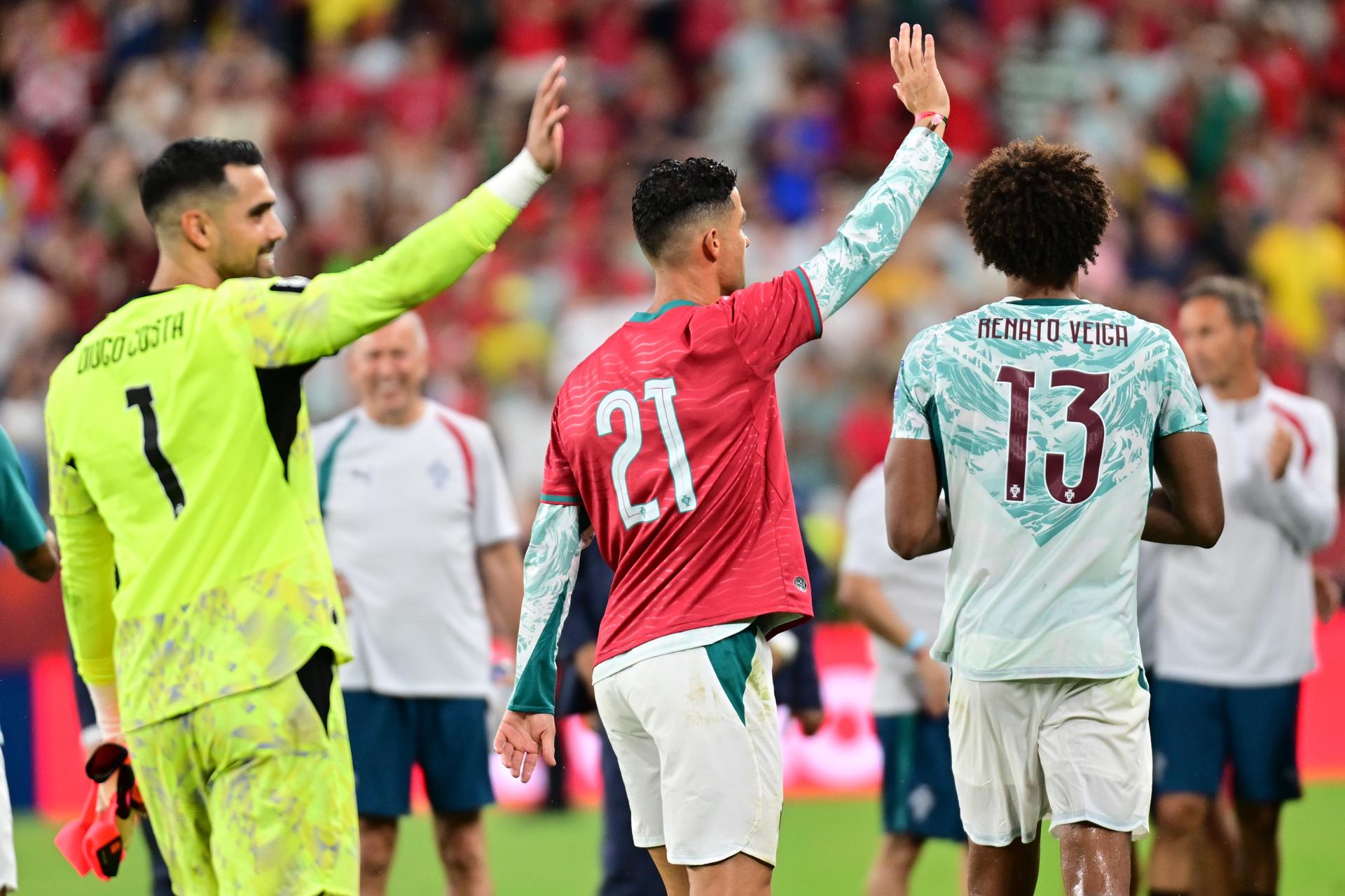 Cristiano Ronaldo usa la camiseta 21 en homenaje a Diogo Jota, luego de la victoria de Portugal ante Croatia, en Toronto, Canadá. EFE/EPA/EDUARDO LIMA
