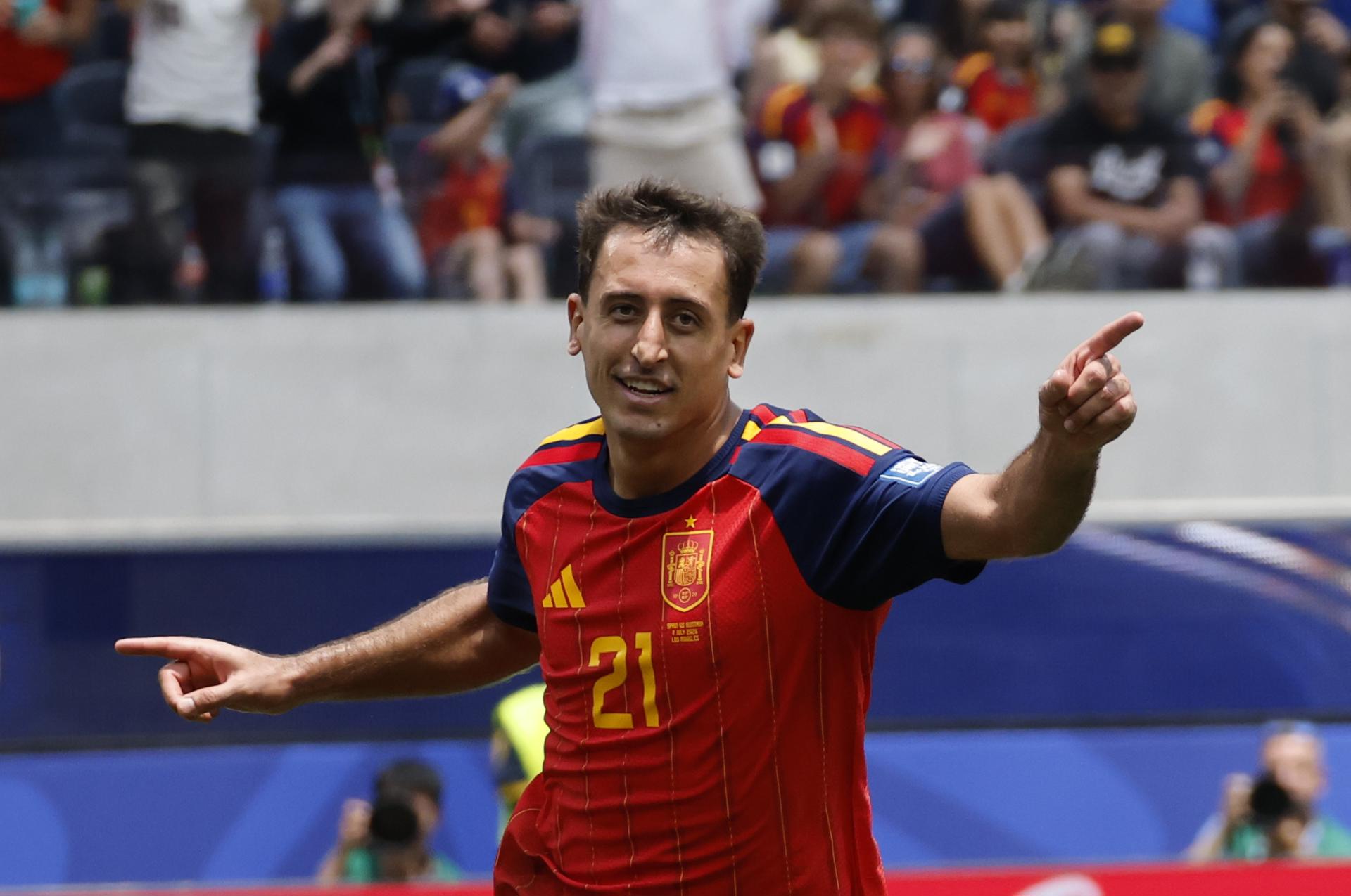 Mikel Oyarzabal, de España, celebra un gol este jueves ante Austria en el estadio SoFi en Los Ángeles (Estados Unidos). EFE/ Lavandeira Jr
