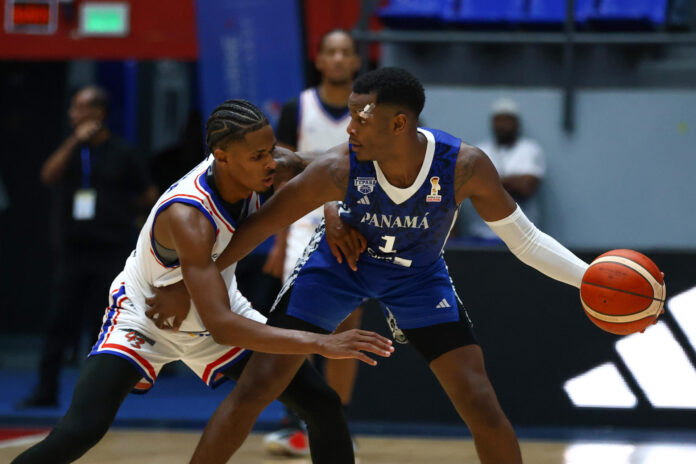 Iverson Molinar (d), de Panamá, disputa un balón en un partido del grupo D por la primera ronda clasificatoria a la Copa Mundial de Baloncesto FIBA 2027 entre Panamá y Cuba en la Arena Roberto Durán en Ciudad de Panamá (Panamá). EFE/ Carlos Lemos
