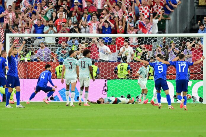 El gol por el que Croacia pide explicaciones: el croata Josko Gvardiol (2-i) celebra el tanto que hubiese significado el 2-2 ante Portugal en el minuto 90+13, y que luego el VAR anuló para confirmar su eliminación del Mundial 2026. EFE/EPA/EDUARDO LIMA
