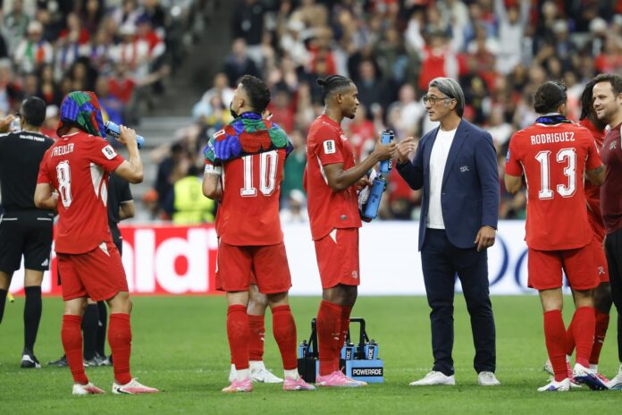 De izquierda a derecha, los suizos Remo Freuler, Granit Xhaka, Manuel Akanji, el seleccionador Murat Yakin y Ricardo Rodríguez durante un descanso por hidratación en el partido ante Argelia del Mundial 2026. EFE/EPA/PETER KLAUNZER
