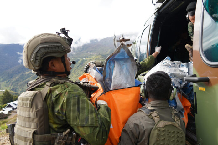 YAHUKIMO (INDONESIA), 03/07/2026.- Fotografía cedida por las Fuerzas Armadas de Indonesia que muestra a integrantes del Ejército indonesio trasladando el cuerpo de un piloto estadounidense que murió en un ataque el jueves contra la avioneta en la que viajaba por parte de un grupo rebelde de la conflictiva región de Papúa. EFE/ Fuerzas Armadas de Indonesia /SOLO USO EDITORIAL NO VENTAS /SOLO DISPONIBLE PARA ILUSTRAR LA NOTICIA QUE ACOMPAÑA (CRÉDITO OBLIGATORIO)
