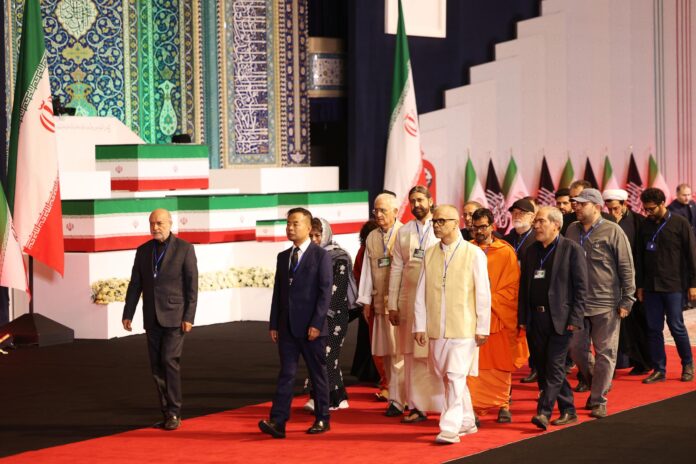 Líderes religiosos y funcionarios extranjeros rinden homenaje junto al féretro del fallecido líder supremo de Irán, el ayatolá Alí Jameneí, y otros ataúdes de varios de sus familiares, en Teherán, Irán, 3 de julio de 2026. EFE/EPA/ABEDIN TAHERKENAREH RESTRICCIONES: SIN acceso para medios de comunicación israelíes / estaciones de televisión en lengua persa fuera de Irán / Prohibido estrictamente el acceso a BBC Persian / VOA Persian / Manoto TV / Iran International TV. (Según lo dispuesto por la Dirección General de Medios Extranjeros de Irán) --
