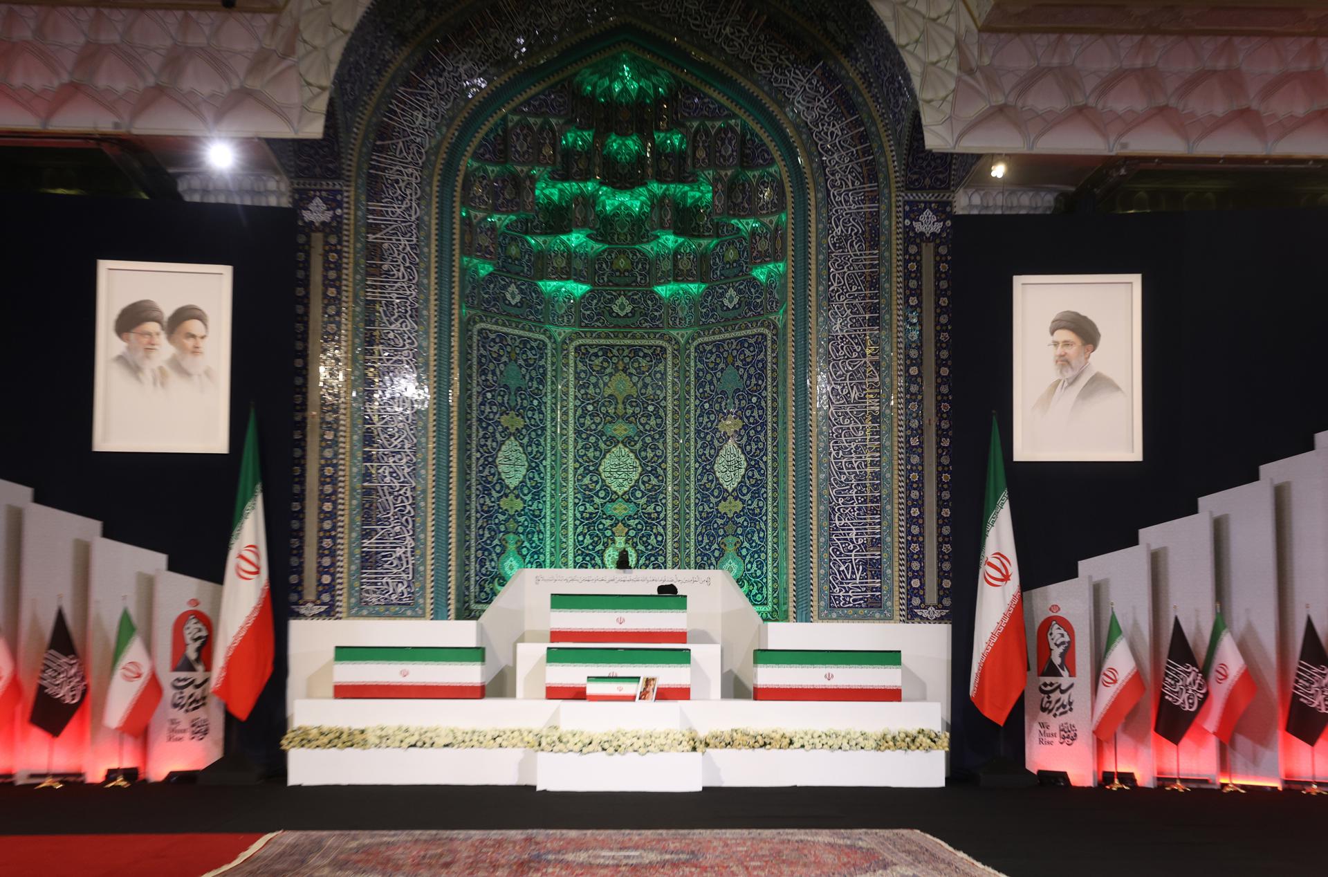 Imagen del férero del difunto líder supremo iraní, el ayatolá Alí Jameneí, y otros ataúdes de varios de sus familiares, en Teherán, Irán, el 3 de julio de 2026. EFE/EPA/ABEDIN TAHERKENAREH RESTRICTIONS: NO Access Israel Media/Persian Language TV Stations Outside Iran/Strictly No Access BBC Persian/VOA Persian/Manoto TV/Iran International TV. (According to Iran's Directorate General for Foreign Media) --