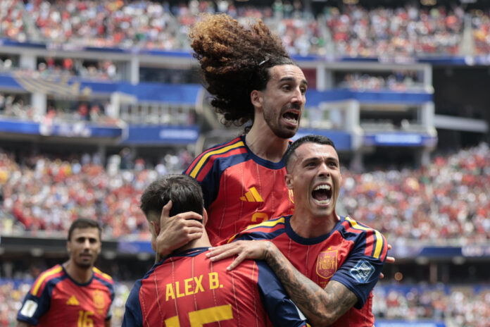 Jugadores de España celebran un gol de Pedro Porro (d) en el partido de dieciseisavos de final del Mundial de la FIFA 2026 entre España y Austria en el estadio SoFi en Los Ángeles (Estados Unidos). EFE/ Lavandeira Jr
