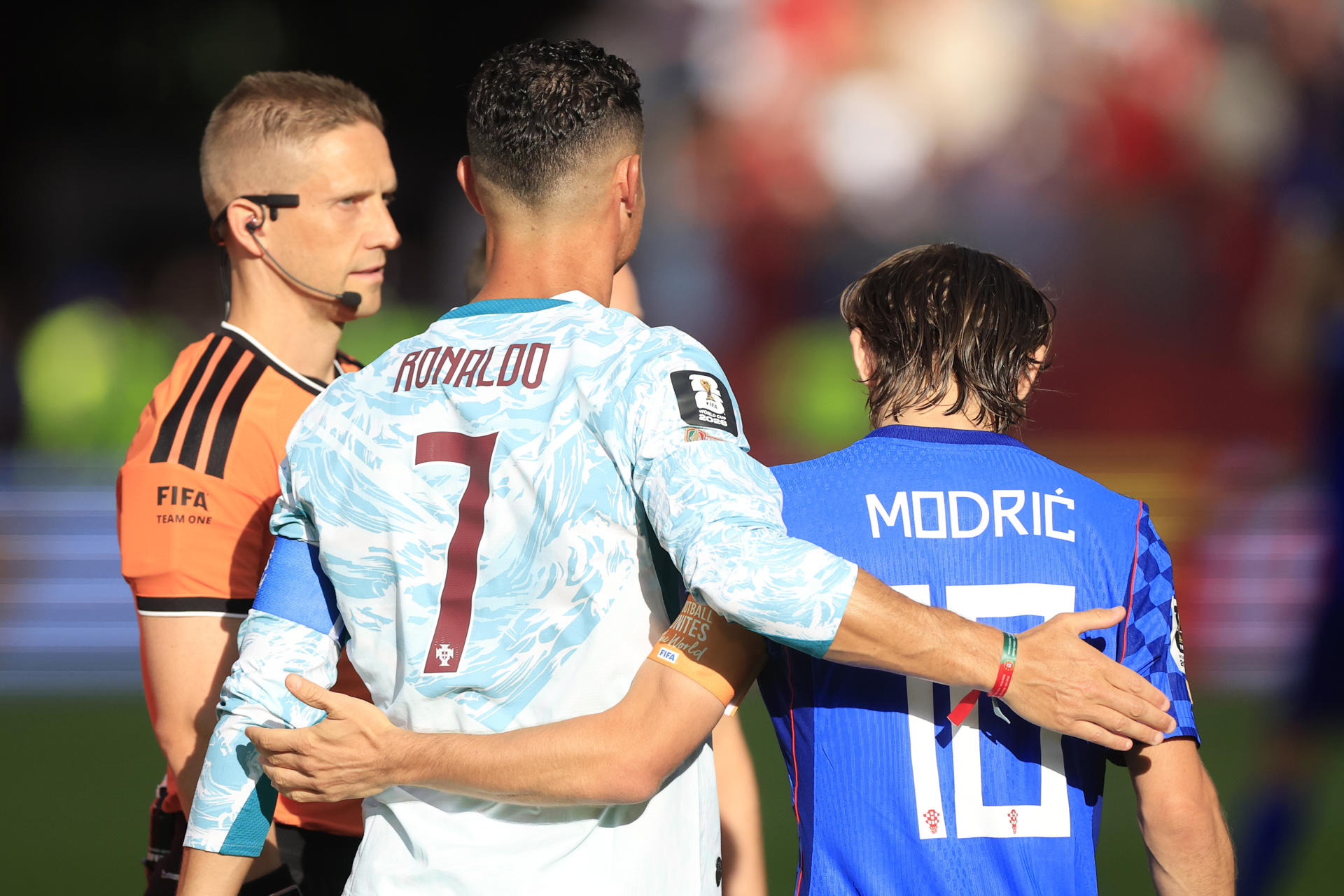 Cristiano Ronaldo (i) de Portugal abraza a Luka Modric de Croacia en el partido del Mundial de la FIFA 2026 entre Portugal y Croacia en el estadio BMO en Toronto (Canadá). EFE/ Bienvenido Velasco
