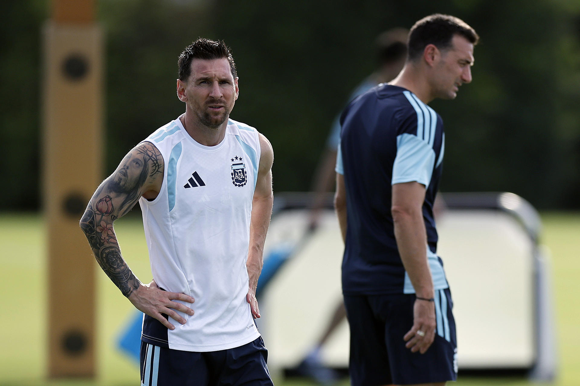 Leo Messi (i) de Argentina entrena en Fort Lauderdale (Estados Unidos). Argentina se prepara para el partido que disputará contra Cabo Verde. EFE/Alberto Estévez
