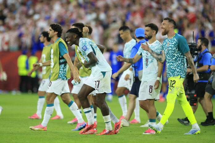 Los jugadores de Portugal celebran la clasificación para octavos de final del Mundial de Estados Unidos, México y Canadá tras derrotar a Croacia en Toronto este jueves. EFE/ Bienvenido Velasco
