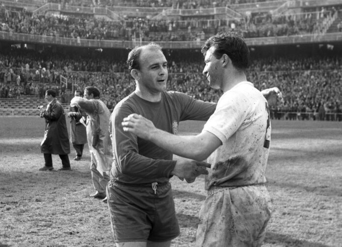 Fotografía de archivo del 15 de junio de 1960, en la que puede verse al internacional por España Alfredo di Stéfano tras un partido disputado contra Inglaterra en el estadio Bernabeu, de Madrid. EFE
