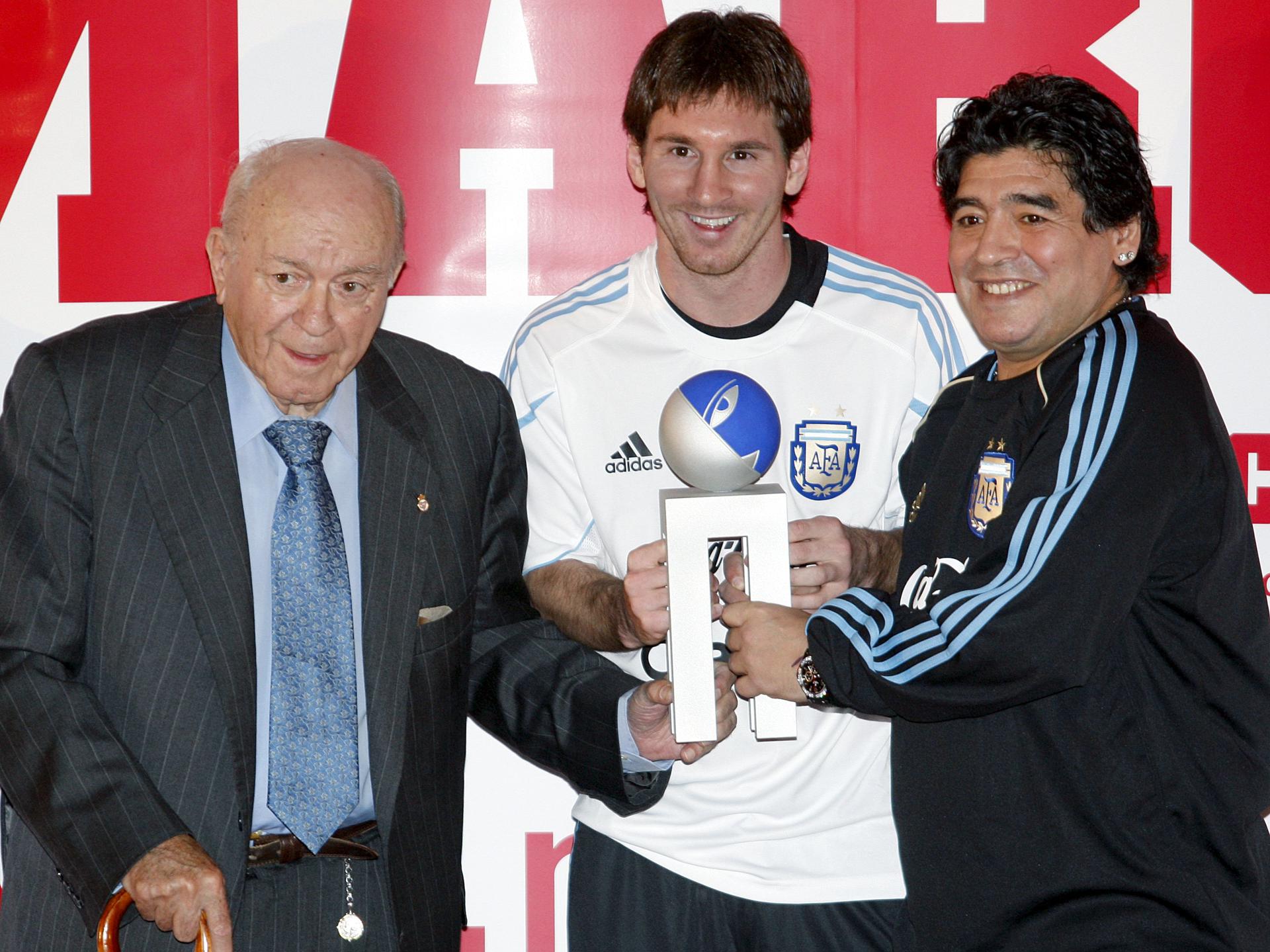 Fotografía de archivo del 11 de noviembre de 2009, en la que puede verse a Lionel Messi (c), entonces futbolista del Barcelona e internacional argentino, junto a Alfredo di Stefano (i) y Diego Armando Maradona (d). EFE/Chema Moya
