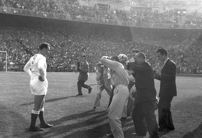 Madrid, 23-9-1953.- Los informadores gráficos fotografian al delantero argentino Alfredo Di Stéfano que debutaba con el Real Madrid en el estadio de Chamartín en partido amistoso contra el conjunto francés del Nancy. Di Stéfano marcó el segundo gol de cabeza para los locales. EFE/jt
