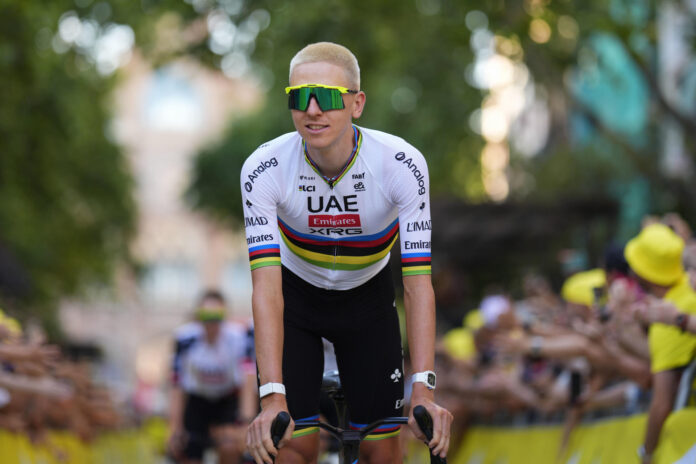 El ciclista Tadej Pogačar durante la presentación de los equipos que van a disputar el Tour de Francia 2026, frente a la Sagrada Familia en Barcelona. EFE/Siu Wu
