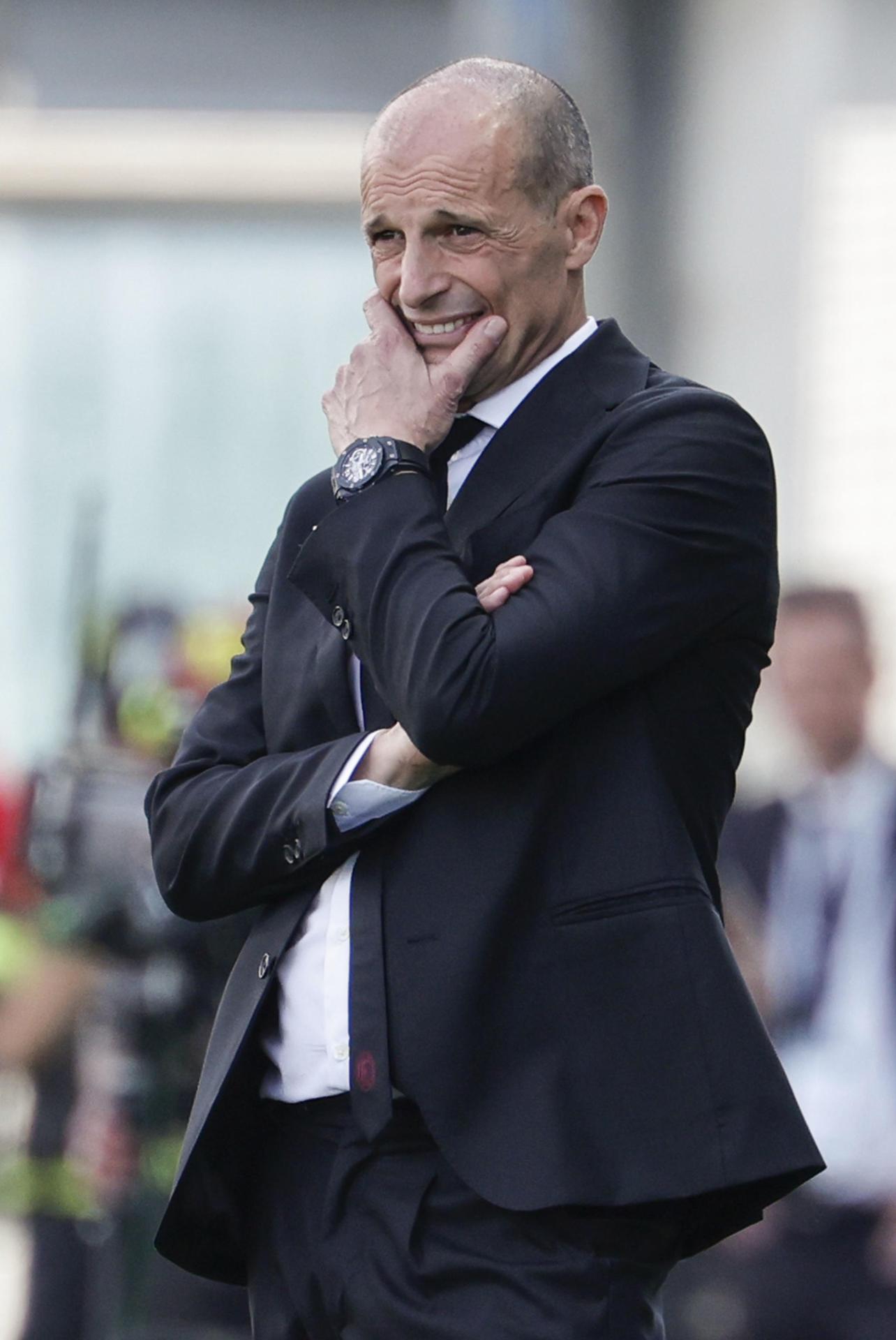 Fotografía de archivo del pasado 3 de mayo, en la que puede verse al técnico italiano Massimiliano Allegri, entonces al frente del Milan, durante un partido. EFE/SERENA CAMPANINI
