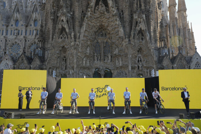 .- El equipo Pinarello durante la presentación de los equipos que van a disputar el Tour de Francia 2026, este jueves frente a la Sagrada Familia en Barcelona. EFE/ Alejandro García
