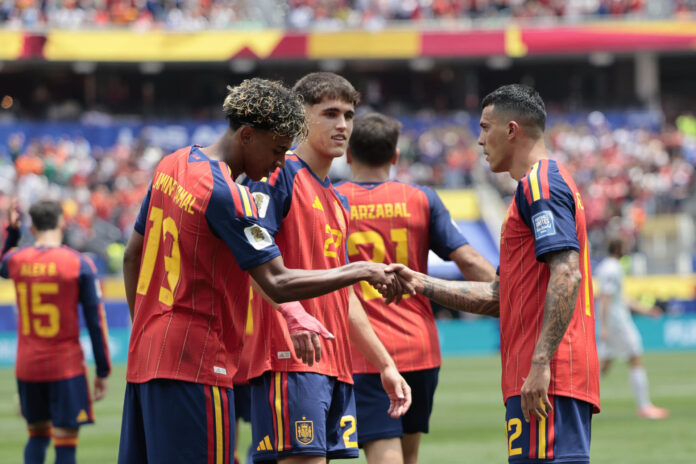 Pedro Porro (d) y Lamine Yamal (i) de España celebran un gol en el partido de dieciseisavos de final del Mundial de la FIFA 2026 entre España y Austria en el estadio SoFi en Los Ángeles (Estados Unidos). EFE/ Lavandeira Jr
