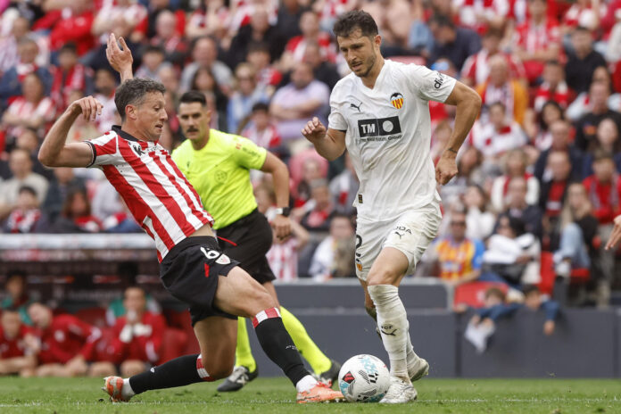 Imagen de archivo en la que el centrocampista argentino del Valencia Guido Rodríguez (d) disputa un balón. EFE/Miguel Toña
