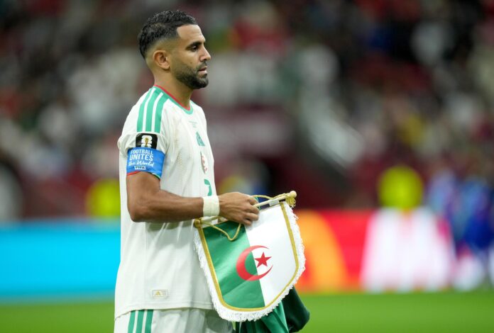 El capitán de la selección de Argelia Riyad Mahrez antes del partido del Mundial de la FIFA 2026 entre Suiza y Argelia, en Vancouver, Canadá. (Suiza) EFE/EPA/BOB FRID
