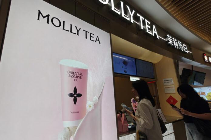 SHANGHÁI (CHINA), 03/07/2026.- Una tienda de la popular cadena china de teterías Molly Tea, condenada por un tribunal chino a indemnizar con el equivalente a 1,5 millones de dólares al gigante francés del lujo Louis Vuitton por utilizar un logotipo similar a los diseños florales de la marca gala. EFE/ Víctor Escribano Calderón
