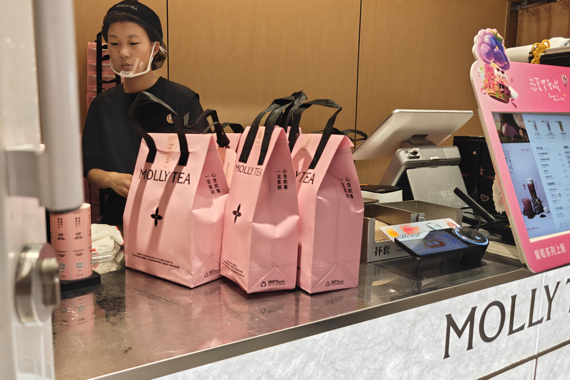 SHANGHÁI (CHINA), 03/07/2026.- Una tienda de la popular cadena china de teterías Molly Tea, condenada por un tribunal chino a indemnizar con el equivalente a 1,5 millones de dólares al gigante francés del lujo Louis Vuitton por utilizar un logotipo similar a los diseños florales de la marca gala. EFE/ Víctor Escribano Calderón
