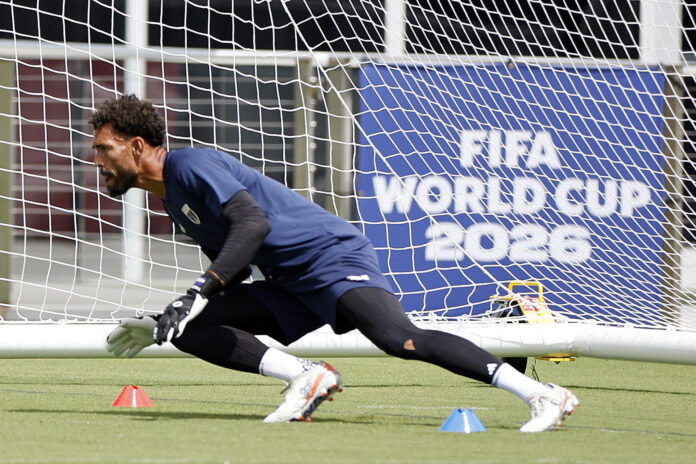 El portero de la selección de Cabo Verde, Josimar Dias 'Vozinha', durante el entrenamiento que los caboverdianos han realizado en el Inter Miami CF Stadium en Fort Lauderdale (Florida) para preparar el partido que disputarán contra Argentina. EFE/ Alberto Estévez
