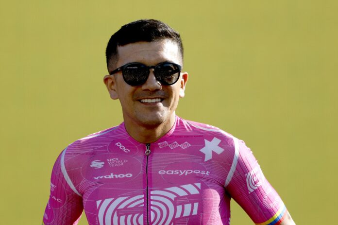 El ciclista ecuatoriano Richard Carapaz, del equipo EF Education–EasyPost, saluda durante la presentación de los equipos del Tour de Francia 2026 frente a la Basílica de la Sagrada Familia en Barcelona, España. EFE/EPA/GUILLAUME HORCAJUELO
