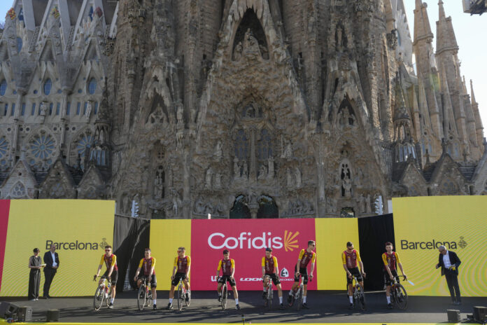 El equipo Cofidis durante la presentación de los equipos que van a disputar el Tour de Francia 2026, frente a la Sagrada Familia en Barcelona. EFE/ Alejandro García
