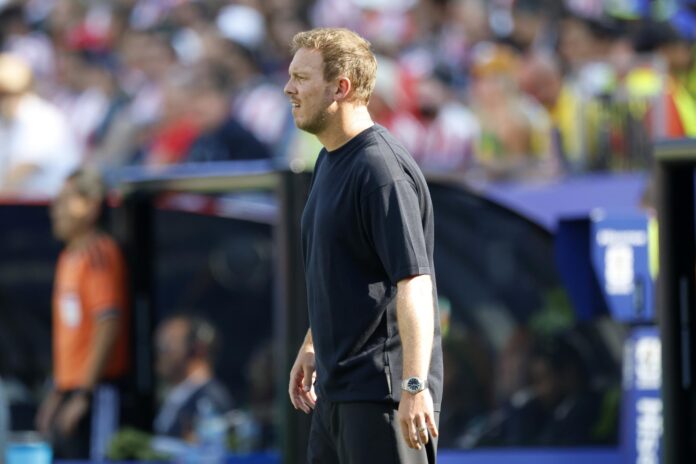 Fotografía del pasado 29 de junio, en la que puede verse al hasta hoy seleccionador de Alemania, Julian Nagelsmann, durante el partido en el que su equipo quedó eliminado del Mundial de Estados Unidos, México y Canadá. EFE/ GREG COOPER
