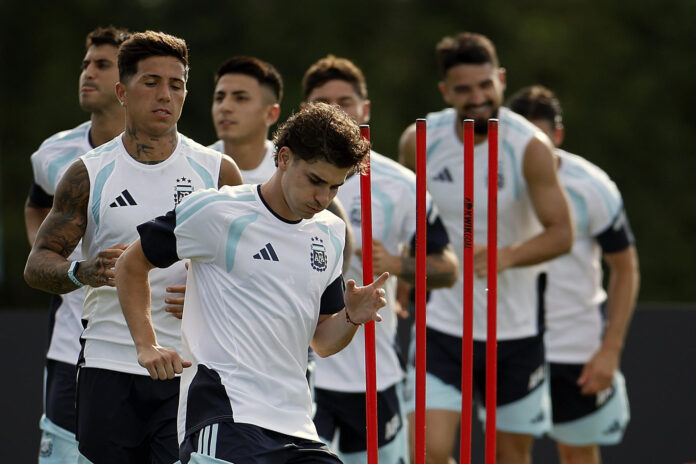 Julian Álvarez de Argentina entrena este jueves, en Fort Lauderdale (Estados Unidos). Argentina se prepara para el partido que mañana disputará contra Cabo Verde. EFE/Alberto Estévez
