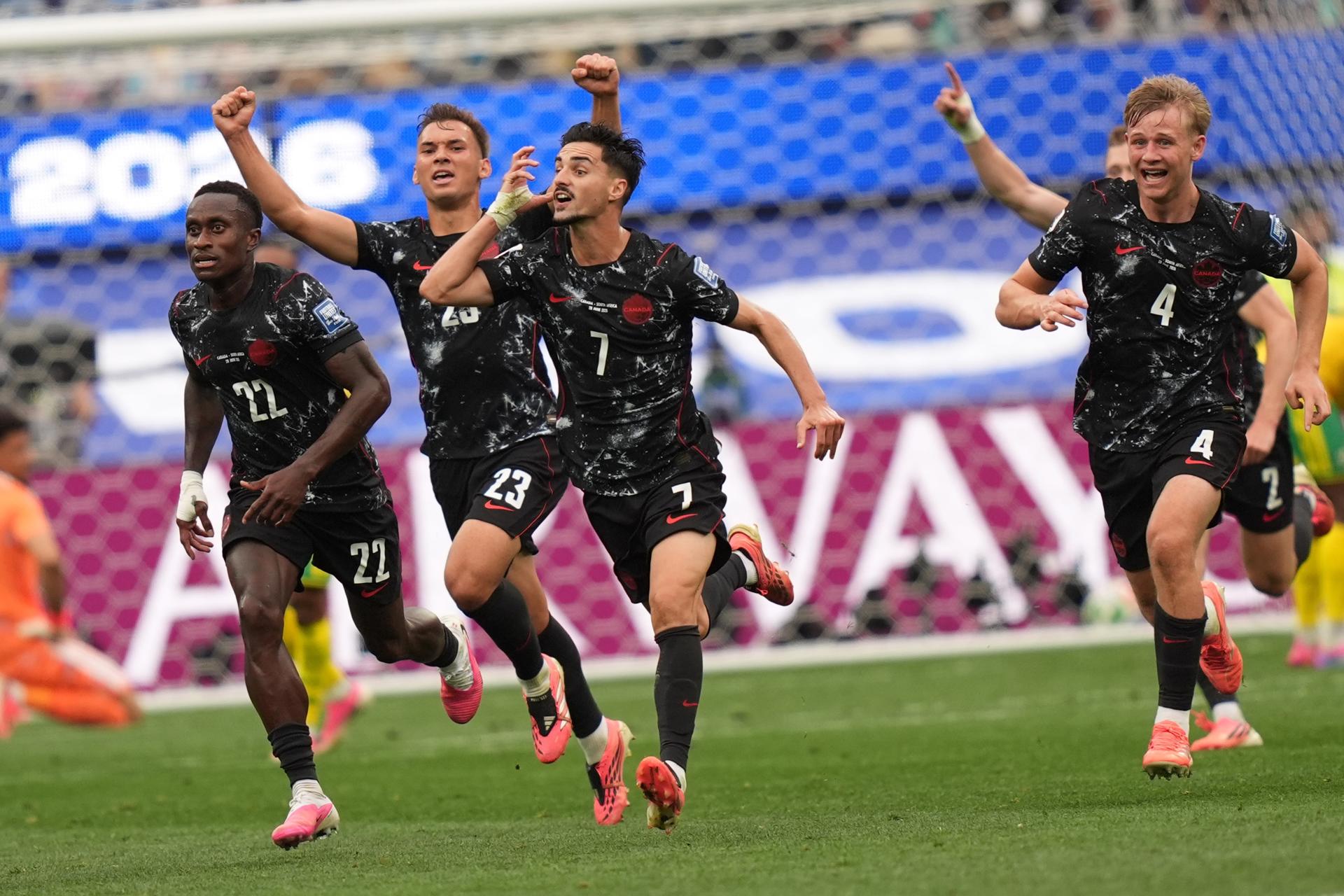 Stephen Eustaquio (c) celebra con sus compañeros de Canadá durante un partido del Mundial 2026. EFE/EPA/SCOTT STRAZZANTE
