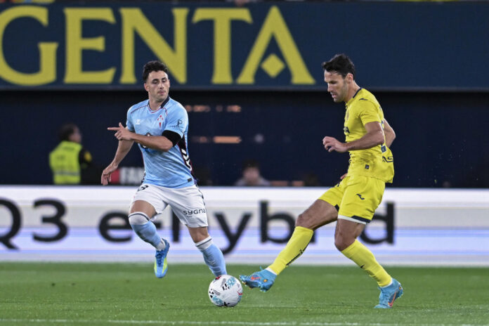 El nuevo fichaje del Lazio Alfonso Pedraza (d) en una imagen con su anterior equipo, el Villarreal. EFE/Andreu Esteban
