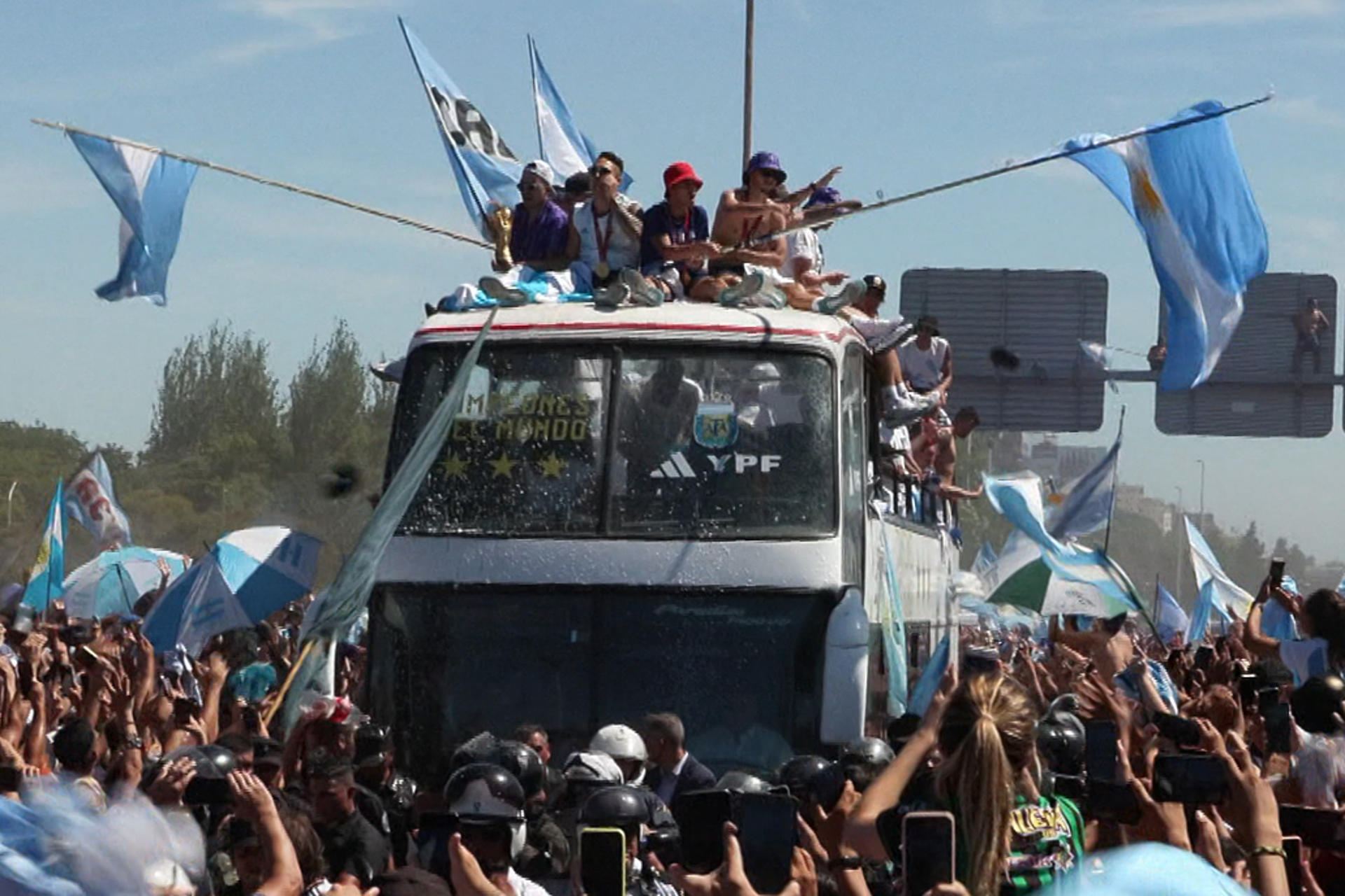 Fotografía de archivo del 20 de diciembre de 2022, en la que puede verse en una captura de vídeo a jugadores de la selección argentina con el trofeo del Mundial de Catar 2022 en una caravana rumbo a Buenos Aires. EFE/Beto Caratozzolo
