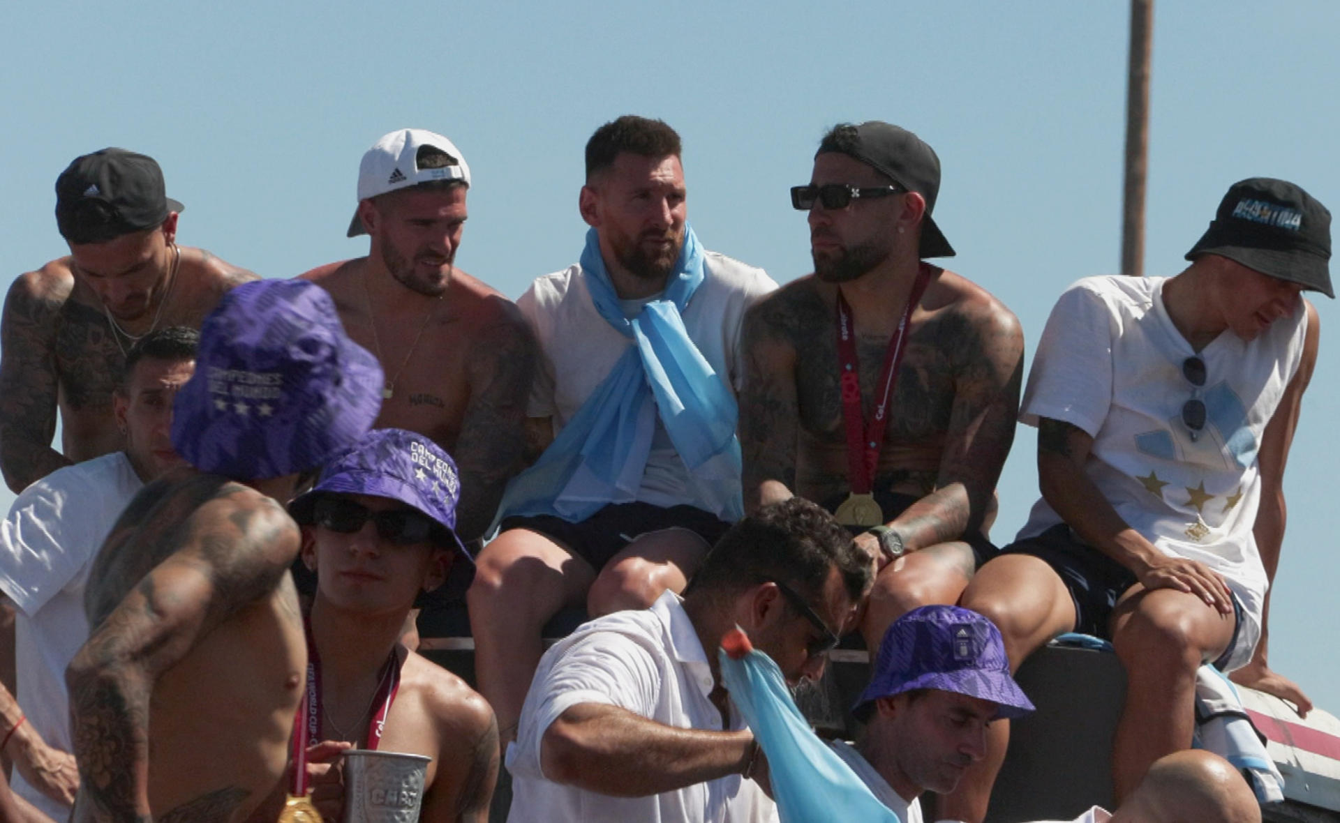 Fotografía de archivo del 20 de diciembre de 2022, en la que puede verse en una captura de vídeo a Lionel Messi (c) y compañeros en una caravana por la victoria de la selección argentina en el Mundial de Catar 2022 rumbo a Buenos Aires. EFE/Beto Caratozzolo