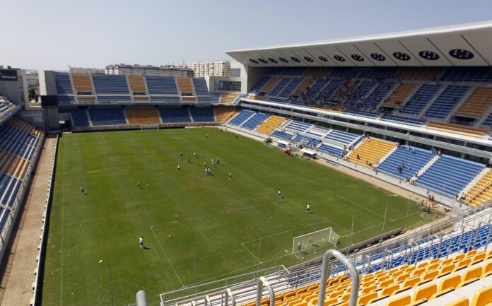 Fotografía de archivo del 17 de julio de 2012, en la que puede verse el estadio del Cádiz. EFE/Víctor López
