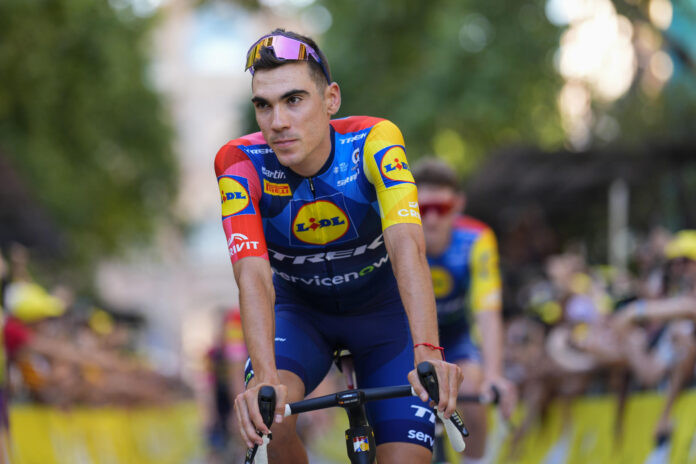 El ciclista Juan Ayuso en el marco de la presentación de los equipos que van a disputar el Tour de Francia 2026, este jueves frente a la Sagrada Familia en Barcelona. EFE/ Siu Wu
