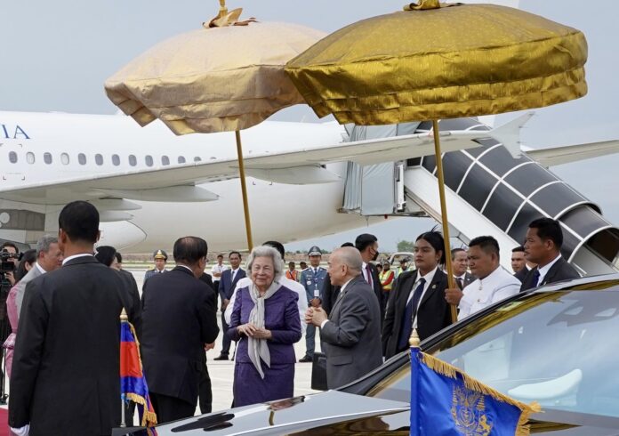 El rey de Camboya, Norodom Sihamoni (d), en su regreso al país tras ser sometido en China a un tratamiento de cáncer de próstata.
EFE/EPA/AKP HANDOUT HANDOUT EDITORIAL USE ONLY/NO SALES

