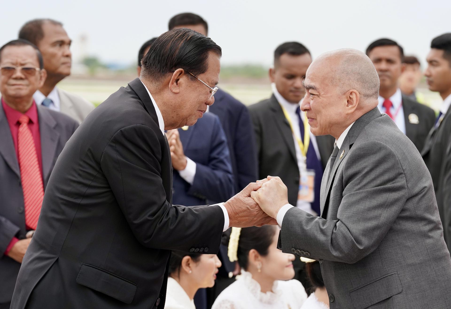 El rey de Camboya, Norodom Sihamoni (d), saluda en su regreso al país al presidente del Senado, Hun Sen (i).
EFE/EPA/AKP HANDOUT HANDOUT EDITORIAL USE ONLY/NO SALES
