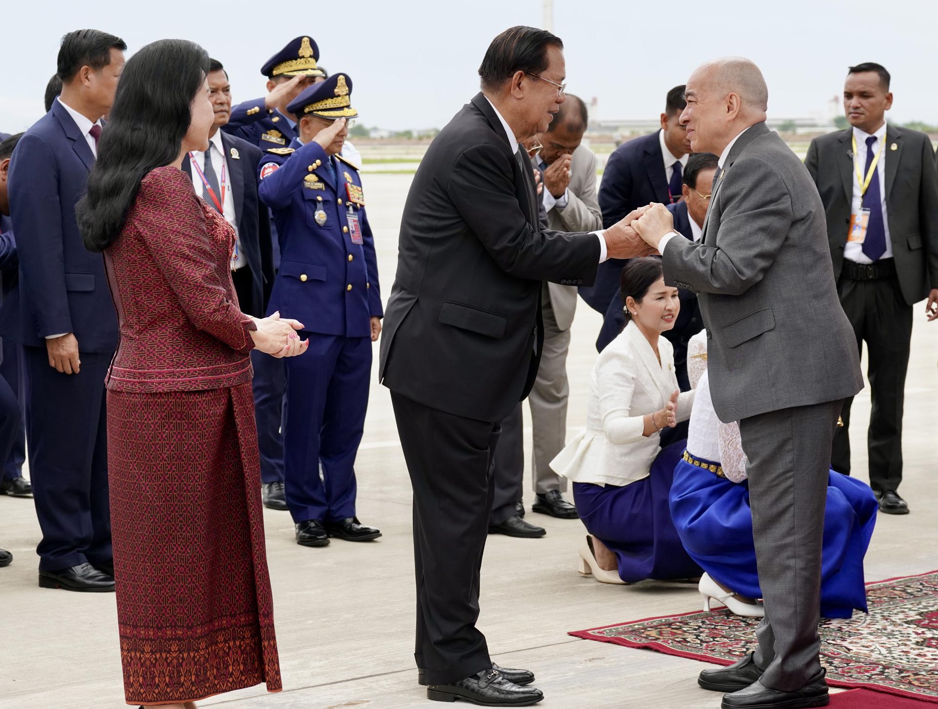El rey de Camboya, Norodom Sihamoni (d), saluda en su regreso al país al presidente del Senado, Hun Sen (i).
EFE/EPA/AKP HANDOUT HANDOUT EDITORIAL USE ONLY/NO SALES
