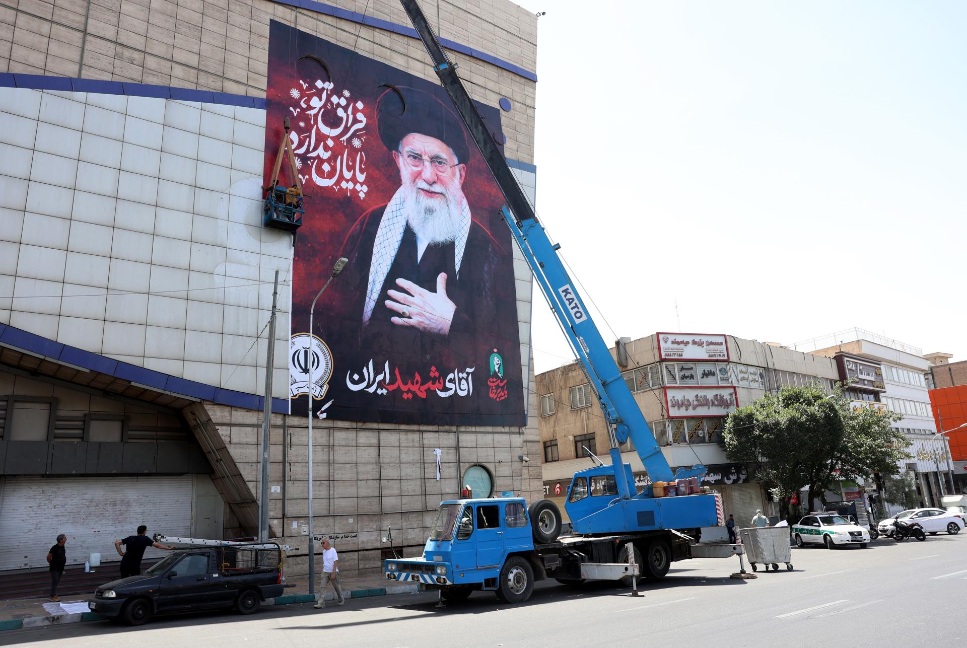 Un cartel con la imagen de Ali Jameneí en un edificio de Teherán. EFE/EPA/ABEDIN TAHERKENAREH RESTRICTIONS: NO Access Israel Media/Persian Language TV Stations Outside Iran/Strictly No Access BBC Persian/VOA Persian/Manoto TV/Iran International TV. (As mandated by Iran's Directorate General for Foreign Media) --
