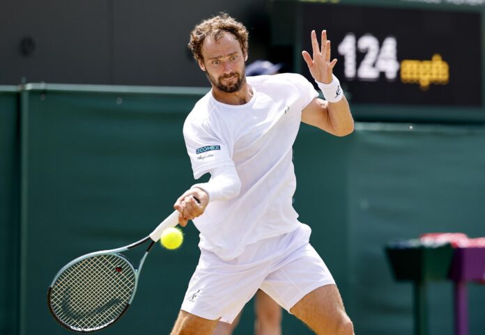 El tenista ruso Roman Safiullin, en acción durante su partido de tercera ronda del torneo de Wimbledon contra el brasileño Joao Fonseca, disputado este viernes. EFE/ ADAM VAUGHAN
